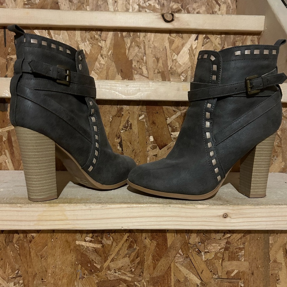 Booties in slate feet with cream detail